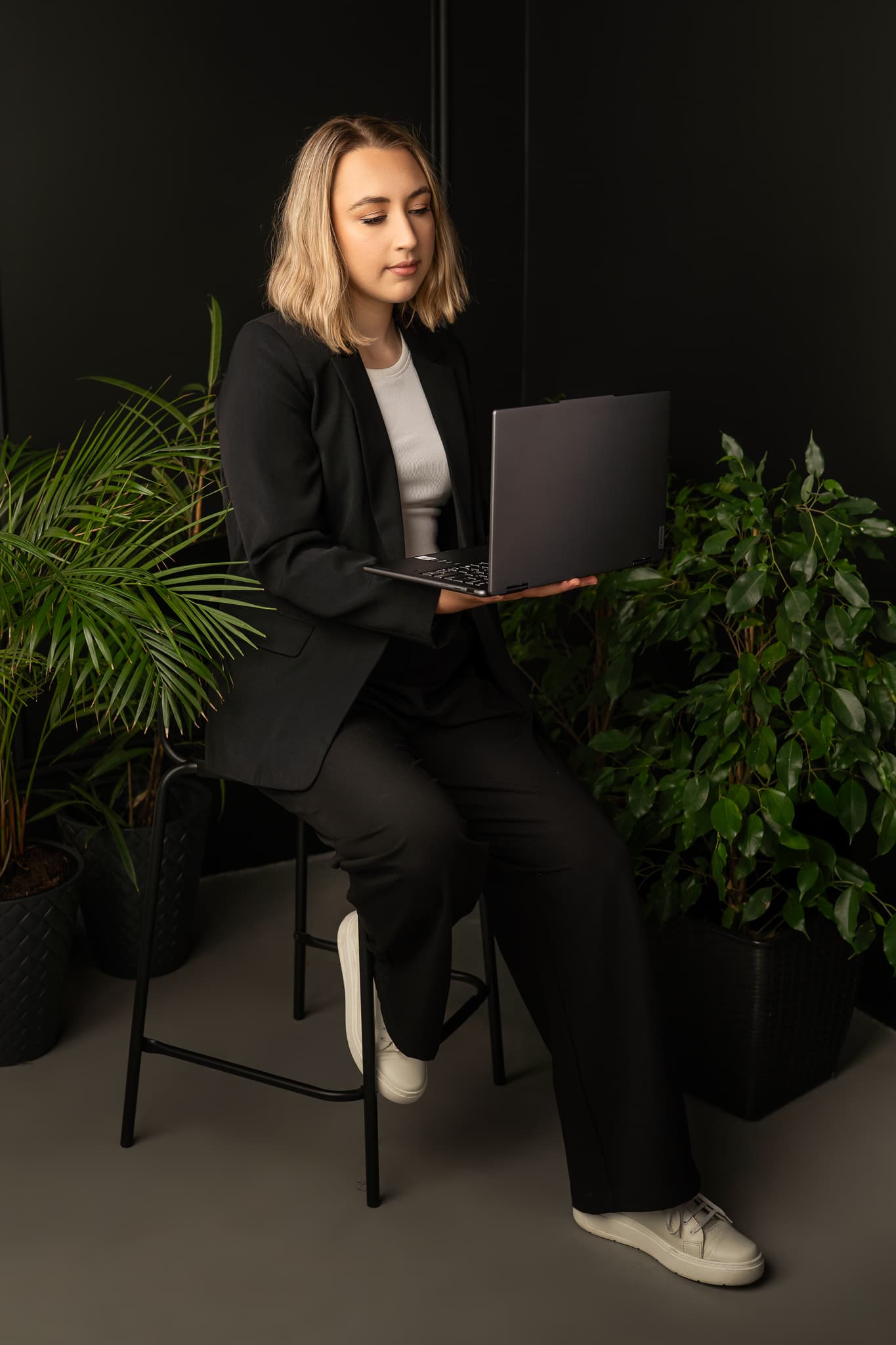 Hania Lender, dietetyk sportowy, podczas pracy z laptopem nad układaniem planu żywieniowego